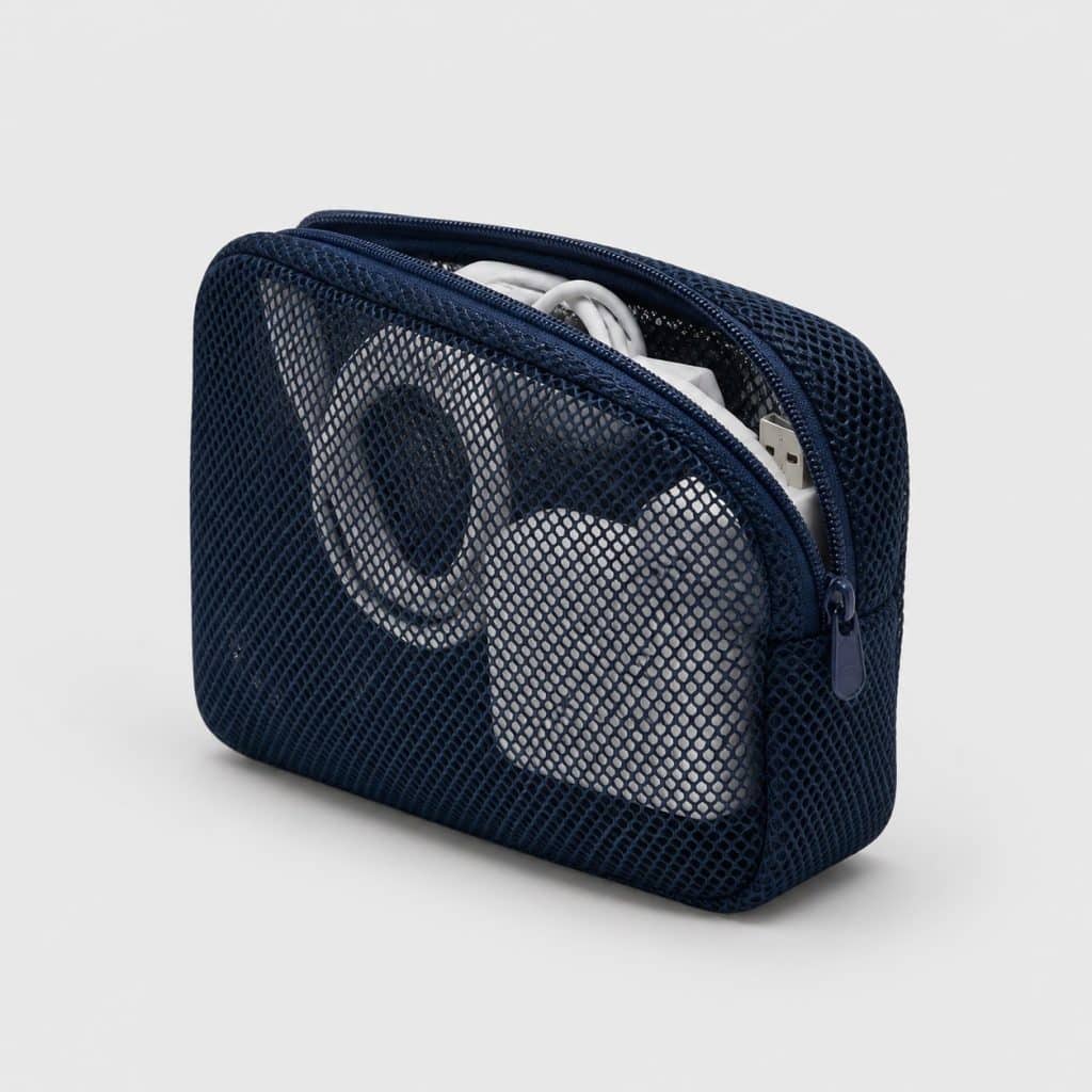 Sac en maille bleu foncé avec fermeture éclair laissant voir son contenu