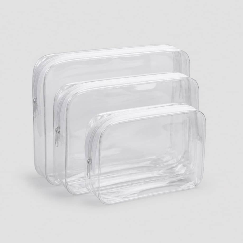 Lot de quatre trousses de toilette transparentes aux tailles emboîtables