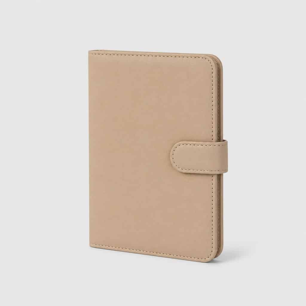 Étui à passeport connecté beige avec fermeture magnétique et repérage sans fil