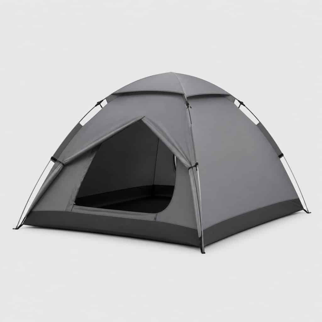 Tente de camping trois places montée sur un terrain dégagé